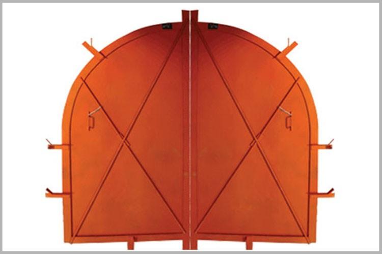 安装防水防火密闭门门框时保持位置准确并固定牢靠。应严格控制门框的垂直度及前后、左右倾斜量均不得大于门孔净高的千分之一
